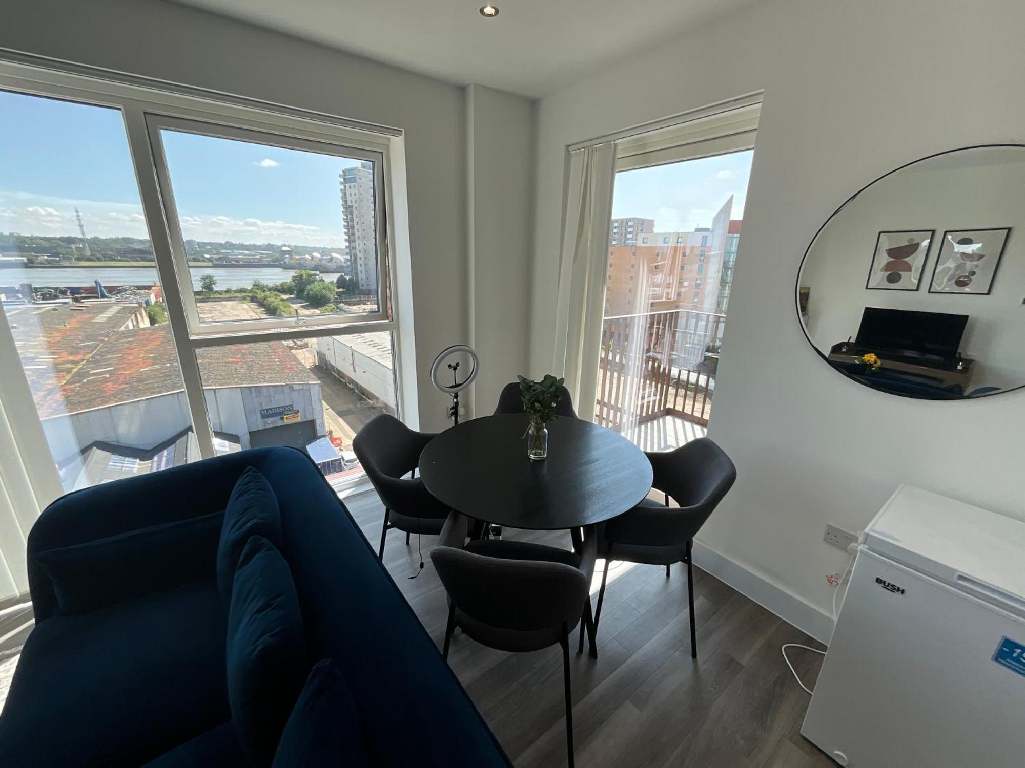 Deluxe Double Bed In Shared Apt Near Canary Wharf, City Airport & O2 Arena With Thames View Londýn Exteriér fotografie