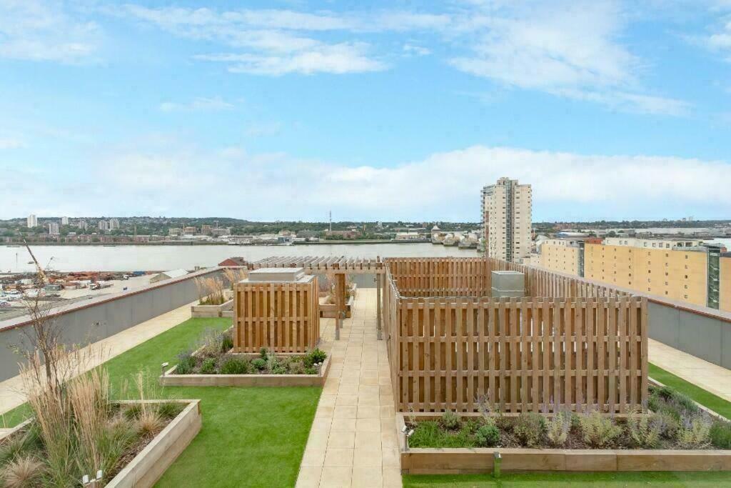 Deluxe Double Bed In Shared Apt Near Canary Wharf, City Airport & O2 Arena With Thames View Londýn Exteriér fotografie
