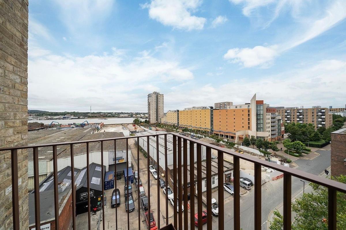 Deluxe Double Bed In Shared Apt Near Canary Wharf, City Airport & O2 Arena With Thames View Londýn Exteriér fotografie