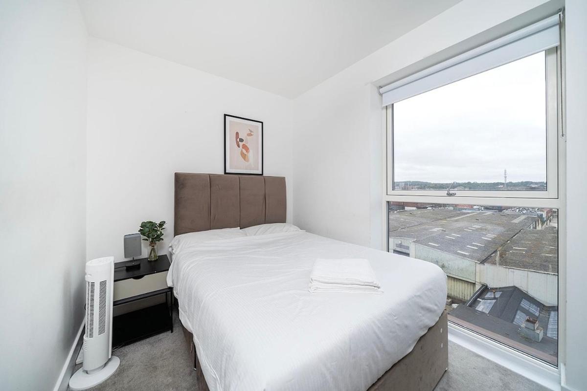 Deluxe Double Bed In Shared Apt Near Canary Wharf, City Airport & O2 Arena With Thames View Londýn Exteriér fotografie